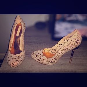 Rare BCBGMaxAzria Peacock Pumps